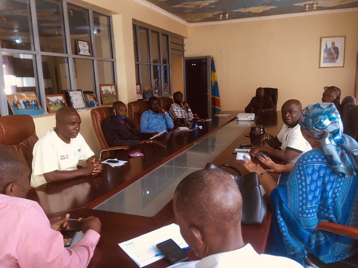 SaemapeN's tweet photo. #Réunion Du directeur provincial du Saemape Nord-kivu #IDOLWA TCHOMBA Thomas avec les coopératives Minières du Nord-Kivu et Féc Mines , Entité de traitement pour harmonisation sur la rétribution de la commission allouer  aux coopératives sur les productions https://t.co/IHQ0QNIEmU