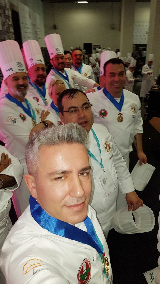 Umut pencereniz hep açık olsun.Hayat size daima güzel şeyler getirsin.Yüzünüzde tebessüm , yüreğinizde sevgiler, bedeninizde sağlık, evinizde bereket eksik olmasın..