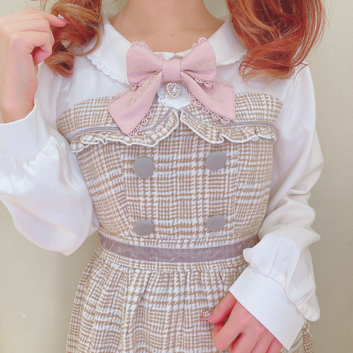 Liz Lisa 近鉄パッセ店 ドッキングフリルワンピース 冬らしいチェックが可愛い ドッキング風ワンピースです 胸元には取り外し可能な チャーム付きリボン 配色のボタンとベロアリボンも アクセントになります 107 6033 0 8 900 Tax Gray Pink