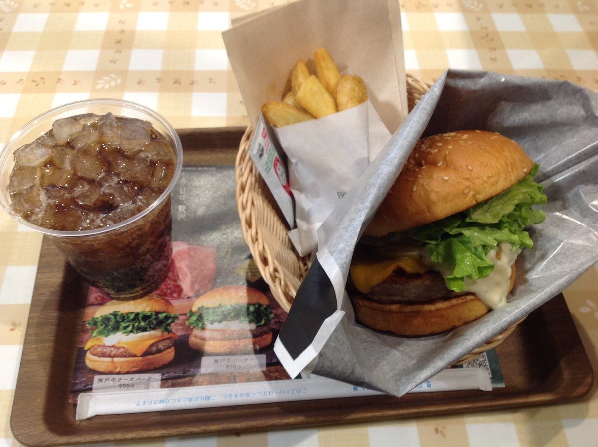daisukifood's tweet photo. Today’s lunch, Kobe Beef Burger in Freshness burger😋 https://t.co/nNcqmhRE9A