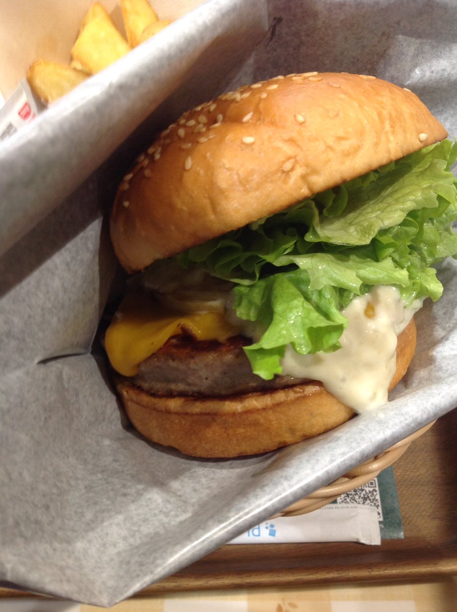daisukifood's tweet photo. Today’s lunch, Kobe Beef Burger in Freshness burger😋 https://t.co/nNcqmhRE9A