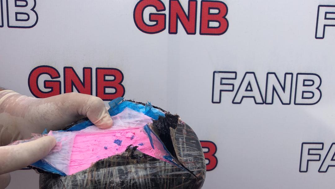 T2cia's tweet photo. Efectivos del .@GNB_ColonD213, en el PAC Mata de Curo, INCAUTARON  108,00 kilos de presunta cocaína, al lograr la detención de 1 Cddno. quien la transportaba oculta en 03 compartimentos secretos de un  vehículo.#9Dic #FANB #ANEsPoderPopular #AmoryLealtadAChávez
.@FabioZavarsep https://t.co/q0juJNbant