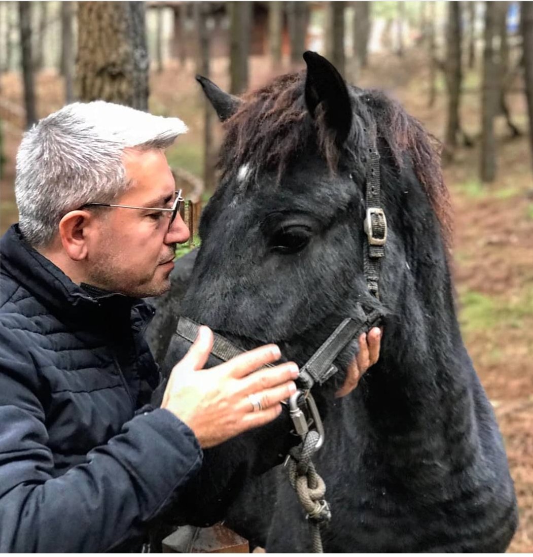 Yaşamaya tat veren yaşanmışlıktır.En büyük sevgi, teni  hissetmek ve kokuyu almakla beslenir.
#sevgi #dostluk #hayvanhaklarıyasası