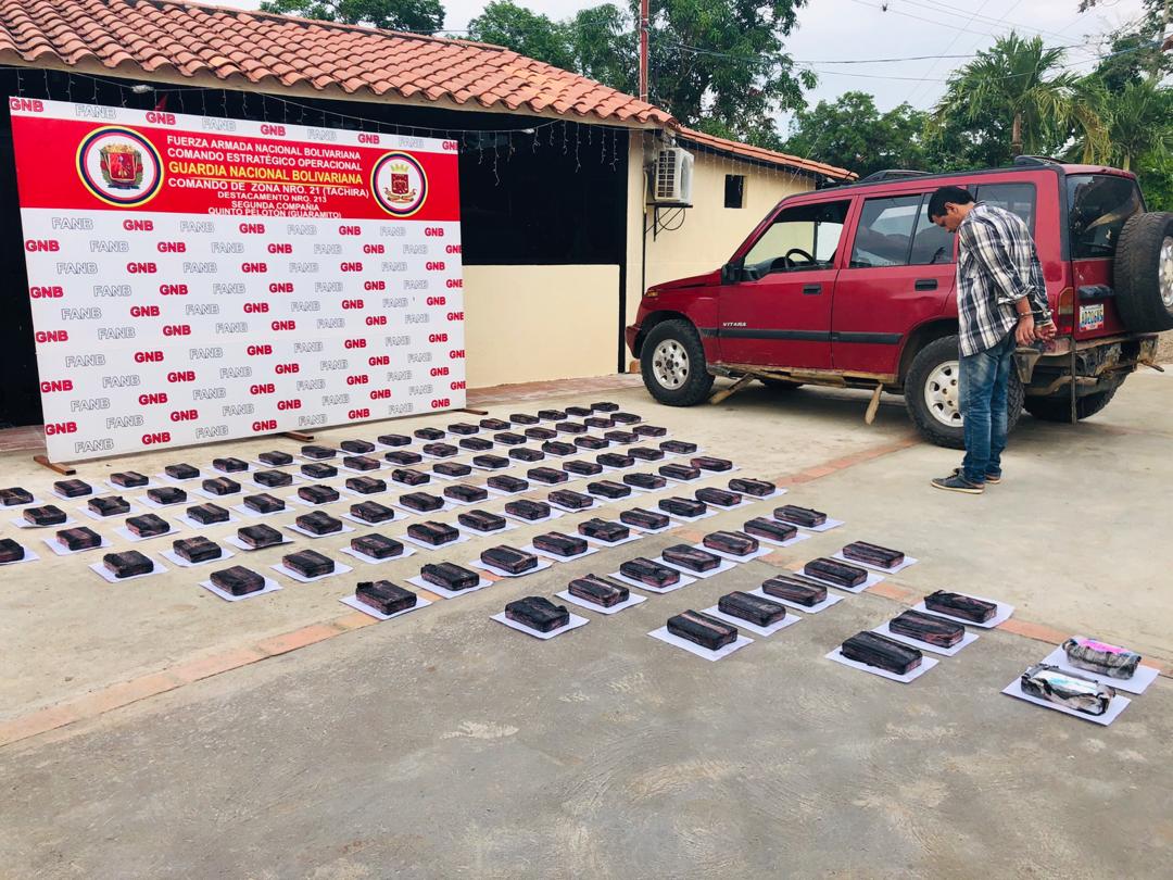 T2cia's tweet photo. Efectivos del .@GNB_ColonD213, en el PAC Mata de Curo, INCAUTARON  108,00 kilos de presunta cocaína, al lograr la detención de 1 Cddno. quien la transportaba oculta en 03 compartimentos secretos de un  vehículo.#9Dic #FANB #ANEsPoderPopular #AmoryLealtadAChávez
.@FabioZavarsep https://t.co/q0juJNbant