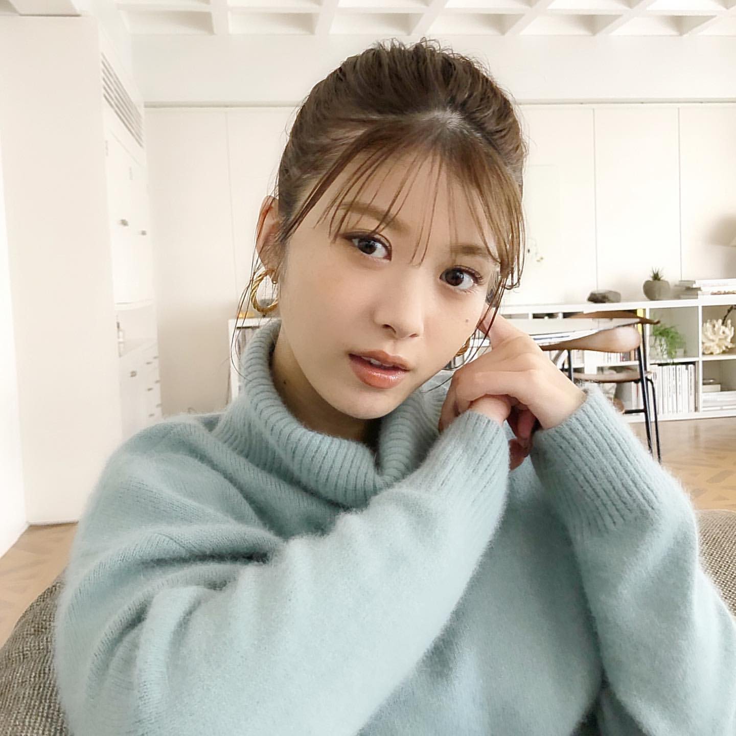 ノンノ Non No 1月号のヘアアレ特集に出てもらったふみか ゆるタートル にはポニーテールが可愛い ということがよくわかるお手本のような一枚 ほかにもニットの形別のヘアアレンジを提案しています お見逃しのないように Nonno Nonno Magazine