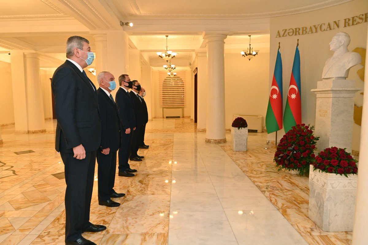 Bayramov_Jeyhun's tweet photo. Müstəqil #Azərbaycan|ın banisi, Azərbaycan Xalqının Ümummilli Lideri Heydər Əliyevin əziz xatirəsini Xarici İşlər Nazirliyində dərin ehtiram və qürur hissi ilə andıq.
Allah Ulu Öndərimizə rəhmət eləsin! https://t.co/56Te6feBrm