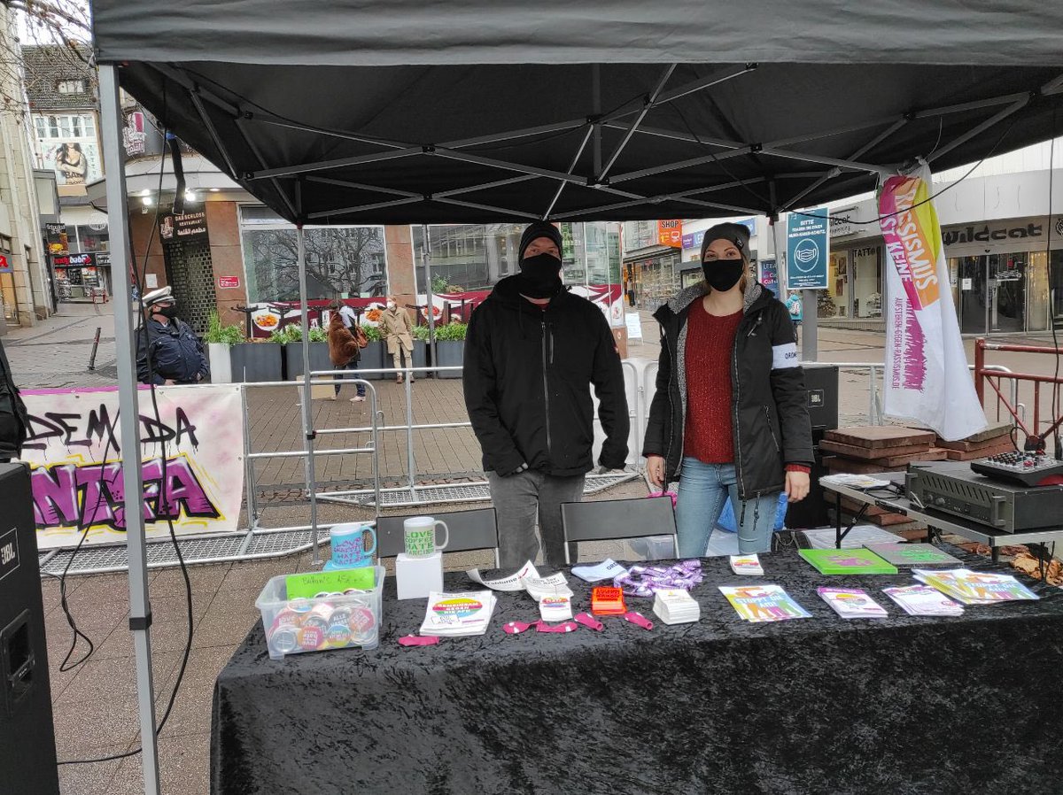 agr_essen's tweet photo. Wir haben massig Sticker, Buttons und hübsche Tassen (für den antifaschistischen, heißen Kakao zur kalten Jahreszeit) für euch dabei. Kommt vorbei und deckt euch ein! #e1212 #fckafd #hatefacism https://t.co/hNI1609xKk
