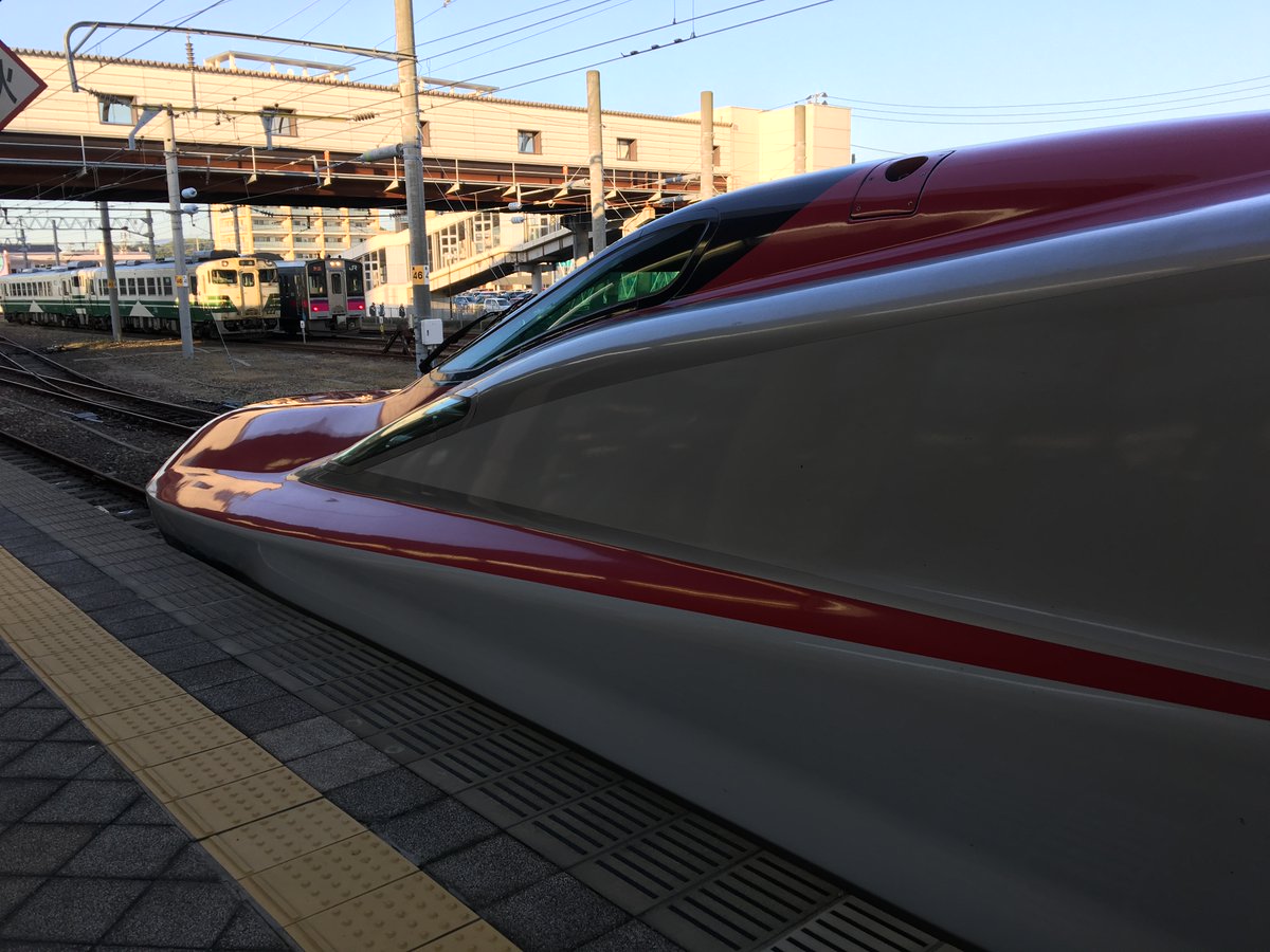 At Akita, we pick up the Komachi, the red-painted E6. This "mini-Shinkansen" runs at 130km/h between Akita and Morioka, where it joins the Tohoku Shinkansen, couples to an E5, and heads for Tokyo at 320 km/h.
