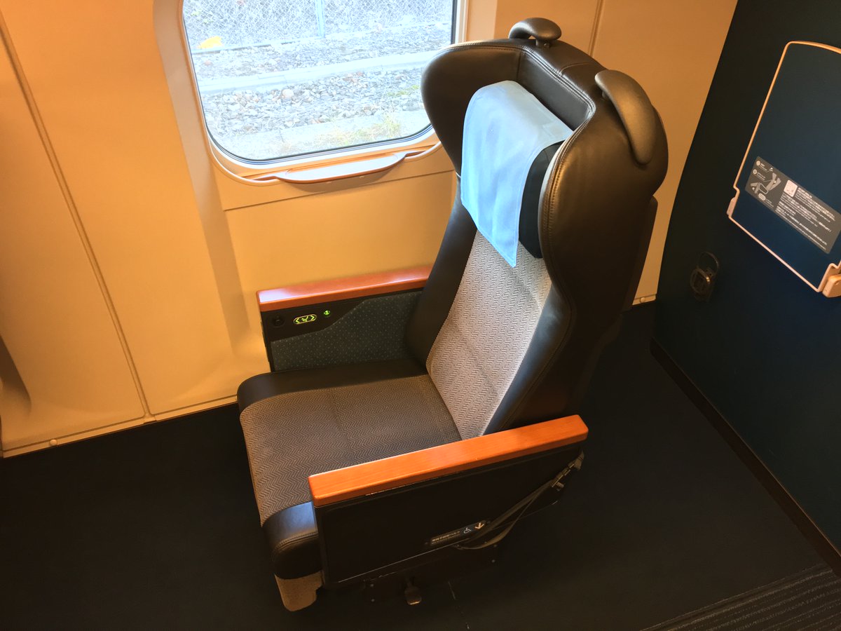 Why do all this Mini-Shinkansen bit? Well, it's so you can get a one-seat ride to Tokyo from otherwise unconnected rural northern and northwestern Japan.Here's the Green Car and the carriage on your E6.