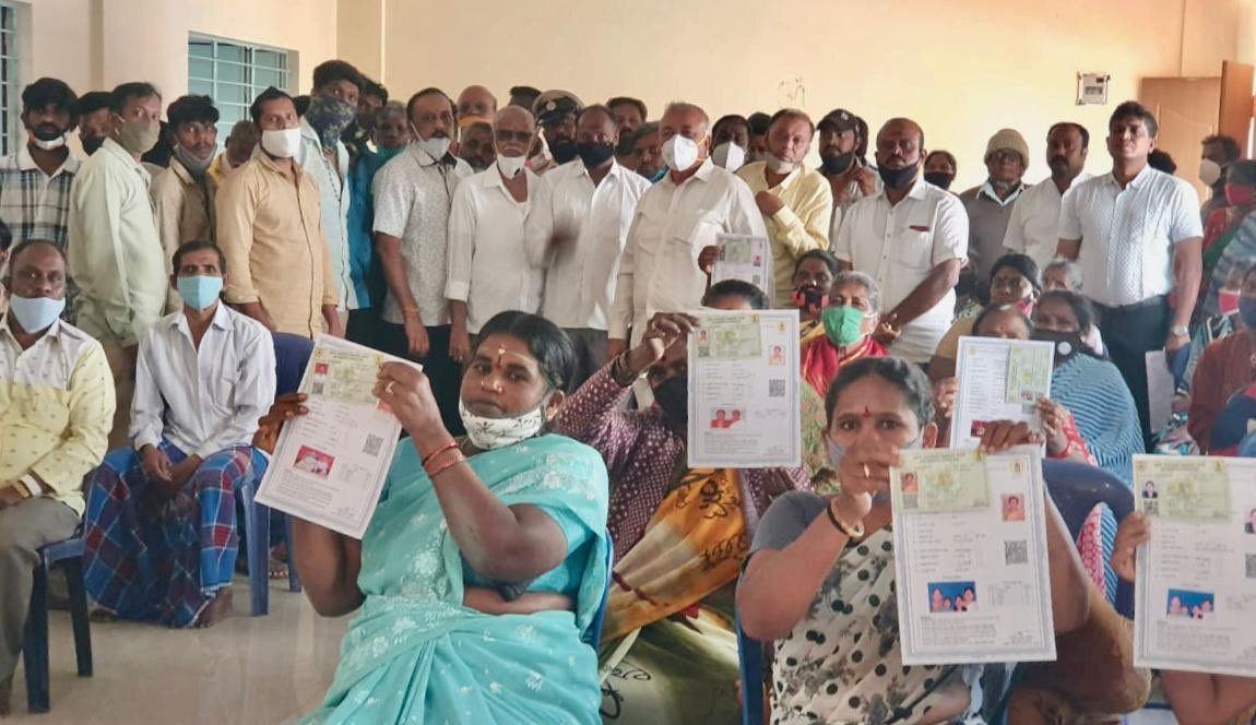 RLR_BTM's tweet photo. ಬಿಟಿಎಂ ಲೇಔಟ್ ವಾರ್ಡ್'ನ ಎನ್.ಎಸ್ ಪಾಳ್ಯ'ದಲ್ಲಿ ಫಲಾನುಭವಿ ಬೀದಿ ಬದಿ ವ್ಯಾಪಾರಿಗಳಿಗೆ ಗುರುತಿನ ಚೀಟಿಯನ್ನು ಇಂದು ವಿತರಿಸಿದೆ. 

ಕೋವಿಡ್ ಲಾಕ್'ಡೌನ್'ನ ನಂತರ ಬೀದಿ ಬದಿ ವ್ಯಾಪಾರಿಗಳಿಗೆ ಜೀವನ ನಿರ್ವಹಣೆ ಕಷ್ಟಕರವಾಗಿದ್ದು, ಗುರುತಿನ ಚೀಟಿಗಳನ್ನು ಪಡೆಯುವುದರಿಂದ ವ್ಯಾಪಾರ ನಡೆಸಲು ಸುಗಮವಾಗುತ್ತದೆ.

#BTMLayout #NSPalya 

1/4 https://t.co/q5yrnixMtq