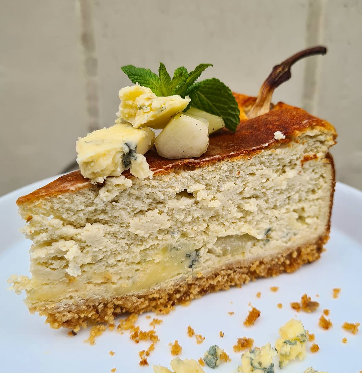 🇬🇧Stilton & Pear baked cheesecake 🇬🇧 #britishweekend #british #britania #britan #londonfoodie #londonfoodguide #london #stilton #stilton #pear #pearcake #peren #cheesycakes #cheesy #cheesecakelovers #cheesecakelove #cheers #cheeseburger #amsterdamfood #amsterdamfoodguide #foodie