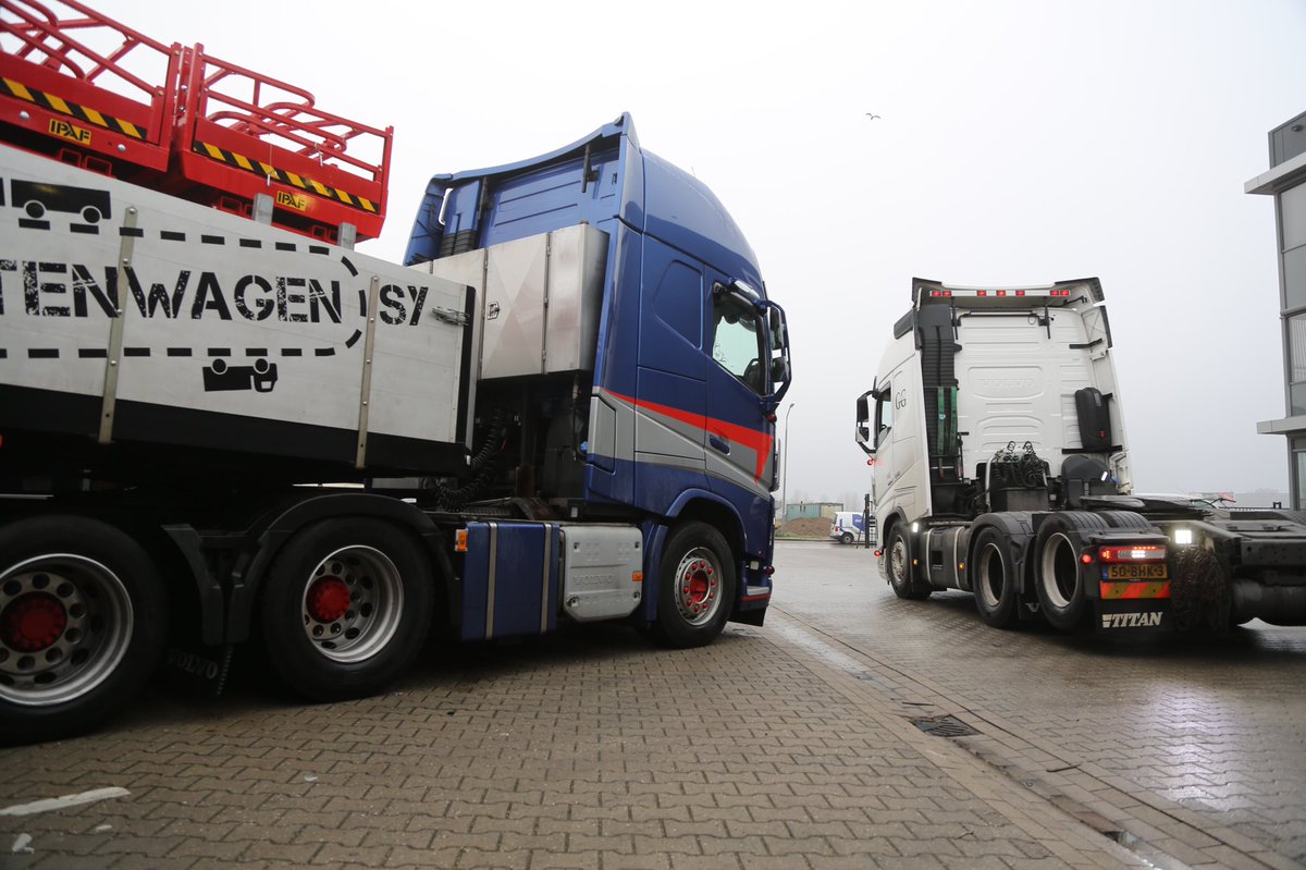 Botenwagen's tweet photo. Zonder sleper met minstens 500 PK doe je eigenlijk niet meer mee :-) #volvo #volvotrucks #doubleboogie #sleper #6x2 #volvotrucksnl #dkjtransport #semi #botenwagen #sneeuwkettingen https://t.co/auRnPe5D67
