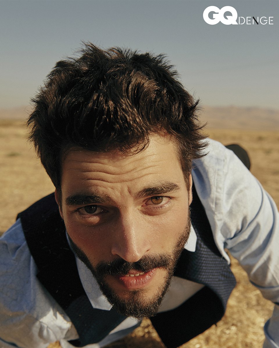 “Sahnede senden kendini açman bekleniyor tüm çıplaklığınla. Sahneden indiğin anda da sana saldırmak için bekliyorlar. Zırhsız bir şekilde kendini koruyabilme dengesini öğrenmen lazım.” <a href="/AkinAkinozu/">AkinAkinozu</a> kapak hikayesi ile #GQdenge’nin ilk sayısı çıktı. #AkınAkınözü