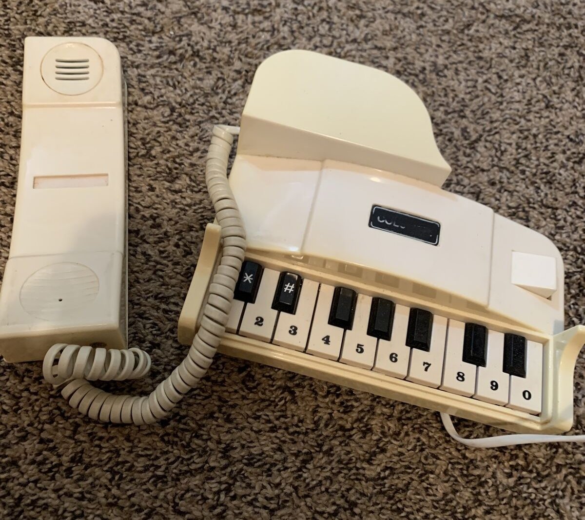 My favorite part of the Piano Phone is the digits being on the keyboard. that's great.
