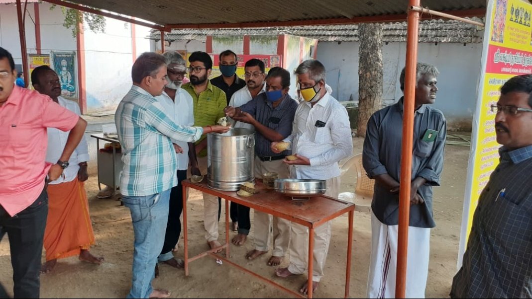 RmmPollachi's tweet photo. கோவை மாவட்டம் பொள்ளாச்சி நகர RMM சார்பாக மக்கள் தலைவரின் 70வது பிறந்தநாள் விழா விமரிசையாக கொண்டாடப்பட்டது. 

முதல் நிகழ்வாக லட்சுமி நரசிம்மர் ஆலயத்தில் சிறப்பு பூஜைகள் செய்து பொதுமக்களுக்கு சர்க்கரை பொங்கல் வழங்கப்பட்டது.

@rajinikanth @RIAZtheboss
@mayavarathaan
#HBDRajiniKanth https://t.co/86io8FCEeu