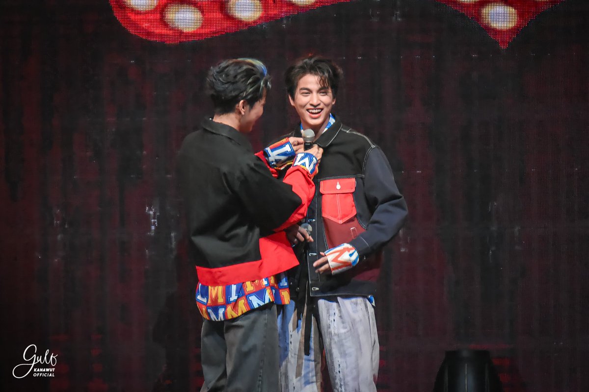 Gulfkanawutofc's tweet photo. พอถูกติดกระดุมปุ๊ป ก็ยืนเรียบร้อยปั๊ป 😂
#หนังหน้าโรงCarnivalFunmeet
#GulfKanawut
@gulfkanawut https://t.co/oU89UeXEEU