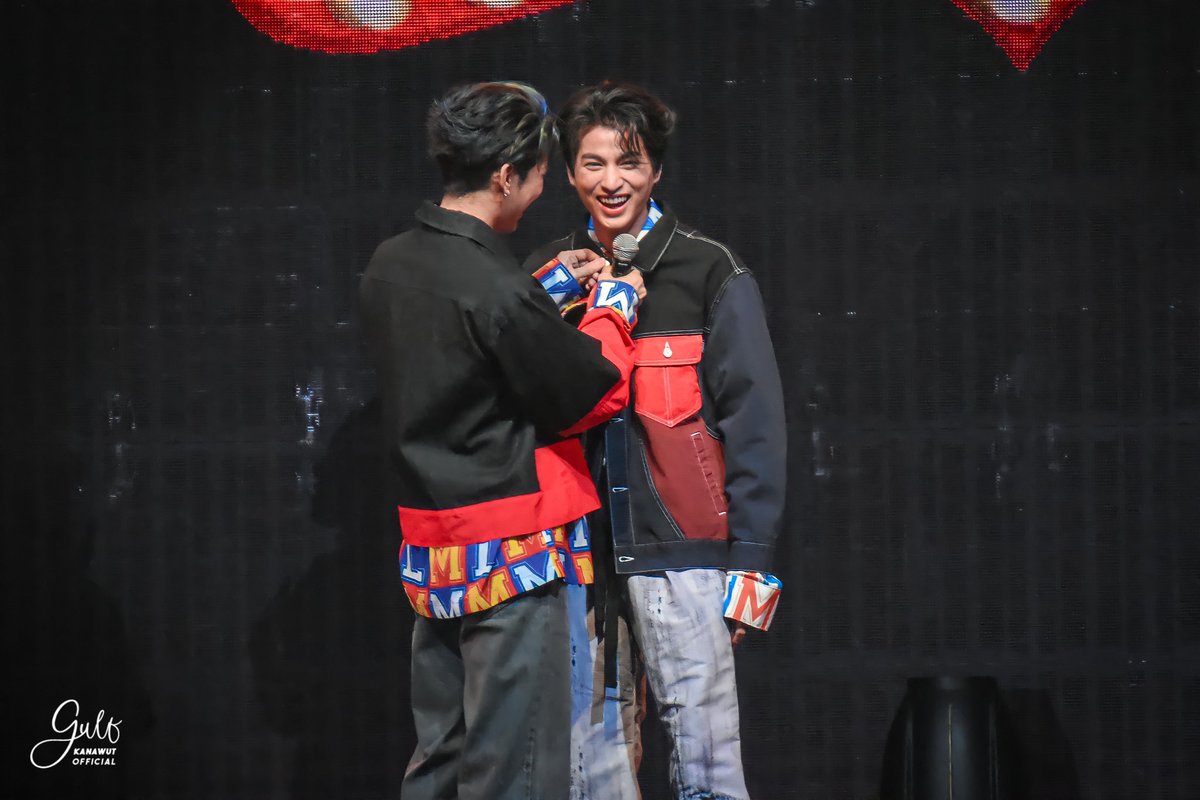 Gulfkanawutofc's tweet photo. พอถูกติดกระดุมปุ๊ป ก็ยืนเรียบร้อยปั๊ป 😂
#หนังหน้าโรงCarnivalFunmeet
#GulfKanawut
@gulfkanawut https://t.co/oU89UeXEEU