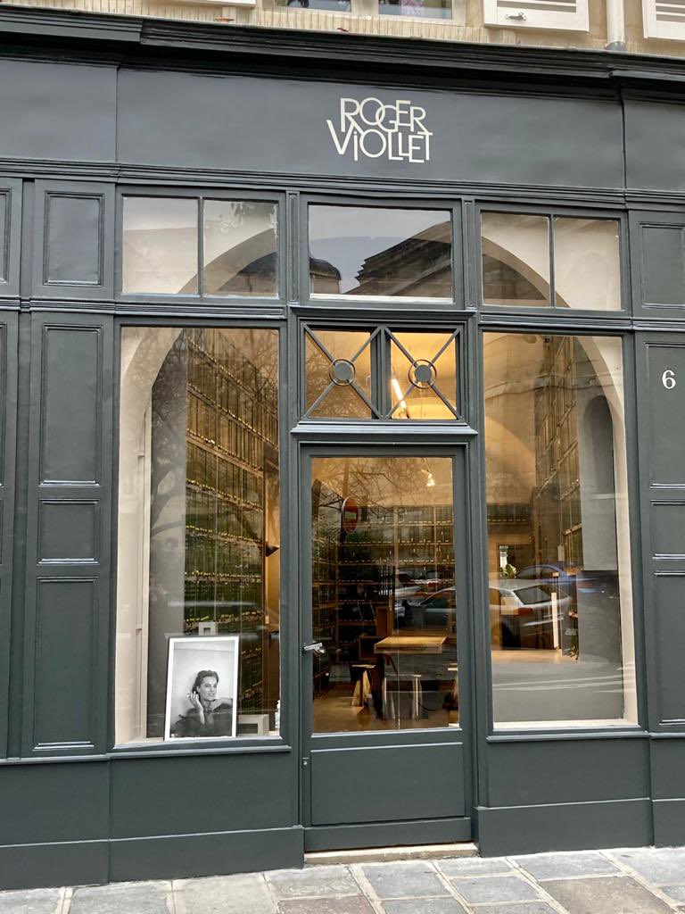karen_taieb's tweet photo. En attendant l’inauguration de la Galerie de photographies du Fonds Roger-Viollet en février, le célèbre 6 rue de Seine vient d’ouvrir ses portes après qq mois de travaux.Des portraits d’Higelin, Colette ou Brassens sont exposés et côtoient les fameuses boites vertes numérotées https://t.co/nfFPRA5Lke