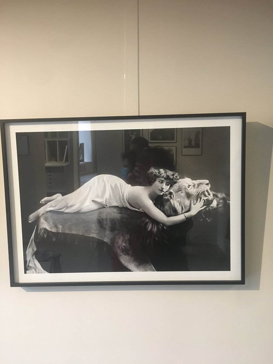karen_taieb's tweet photo. En attendant l’inauguration de la Galerie de photographies du Fonds Roger-Viollet en février, le célèbre 6 rue de Seine vient d’ouvrir ses portes après qq mois de travaux.Des portraits d’Higelin, Colette ou Brassens sont exposés et côtoient les fameuses boites vertes numérotées https://t.co/nfFPRA5Lke