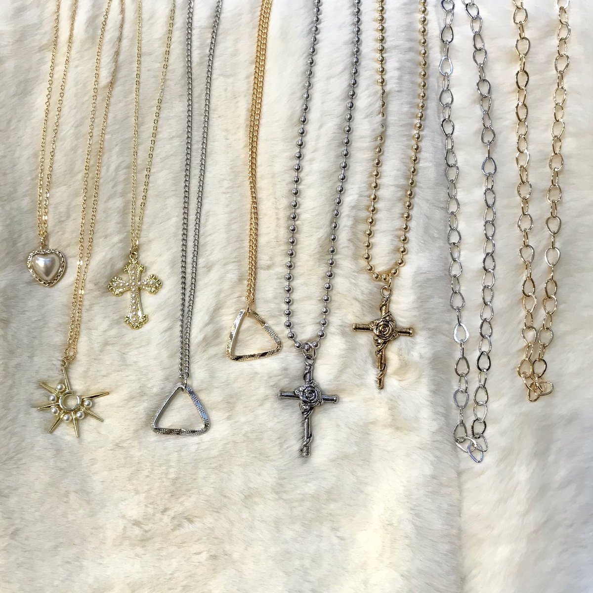 390_accessory's tweet photo. ☃️商品紹介☃️

新作ネックレスのご紹介⭐️

このネックレスひとつでコーデの
格上げができちゃいます💭

シンプルにも個性派にも幅広く使える
ラインナップになっておりますので
ぜひ店頭でご覧下さい🥰

もちろん全品390円＋税🎄
#390マート https://t.co/at3bvmYLDU
