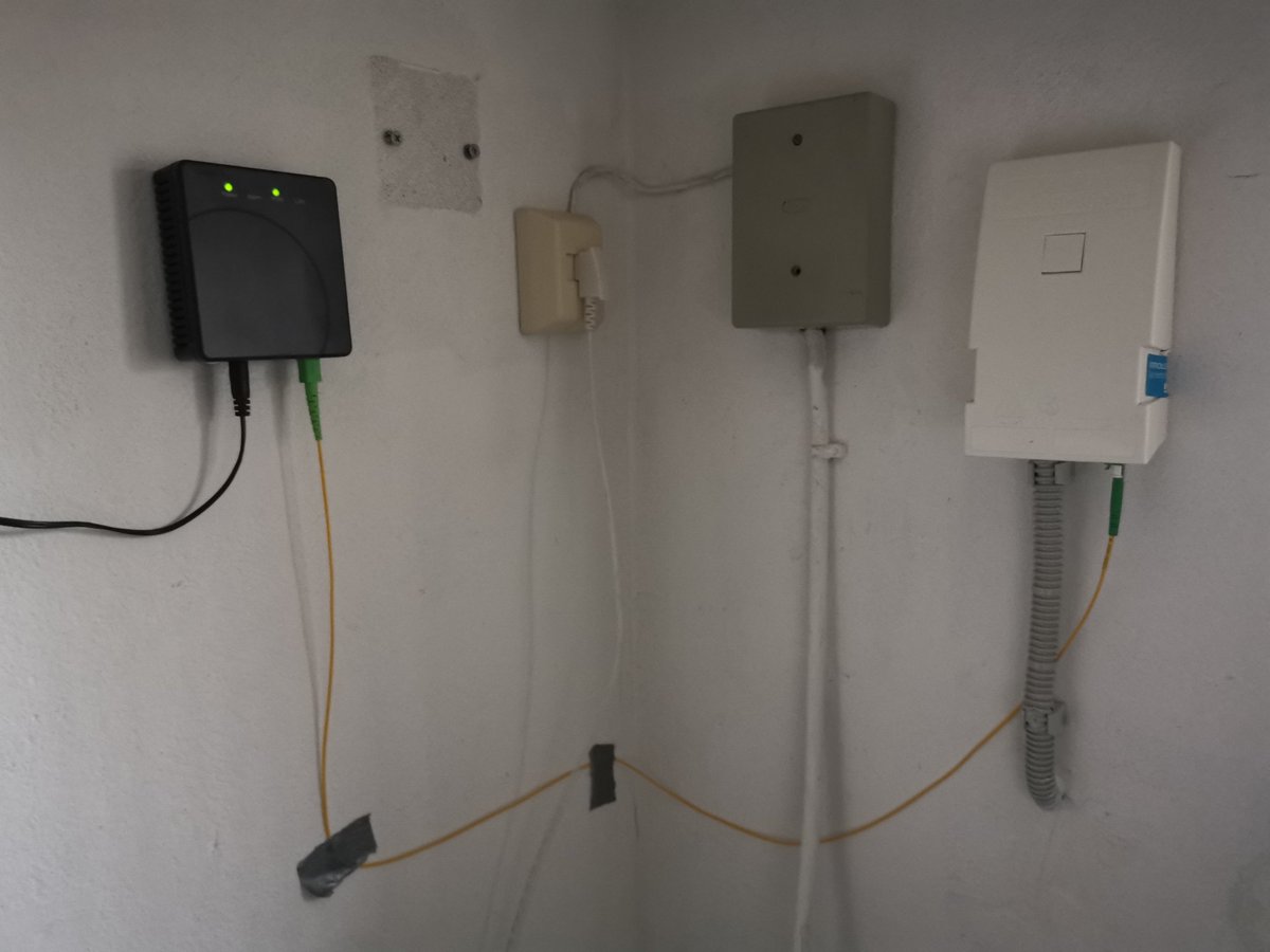 Rafaelwo_pb's tweet image. #FTTH #Glasfaser so die Hardware ist installiert, hoffen wir mal, dass mitte Januar umgeschaltet wird 😁 #helinet #deutscheglasfaser
