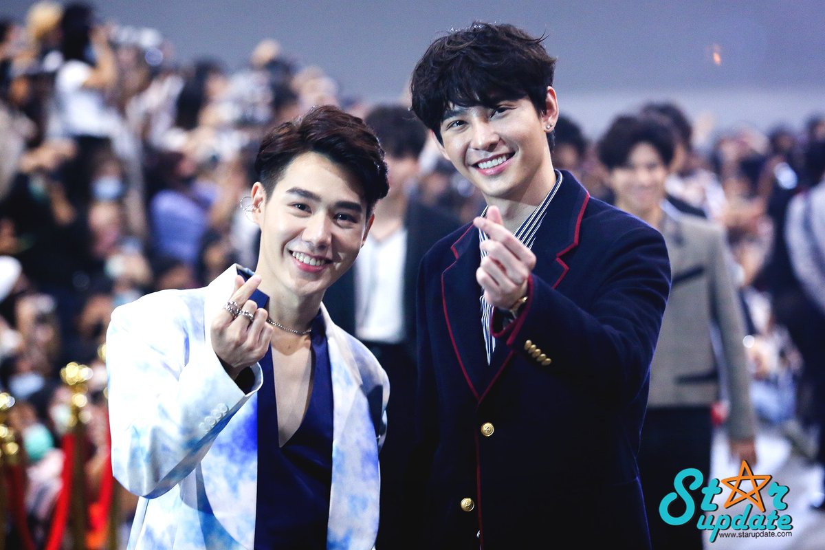 webstarupdate's tweet photo. นัท-เพชร จาก #Oxygentheseries ช่วง red carpet ในงาน #หนังหน้าโรงCarnivalFunmeet
#นัทเพชร #supanut #petchpig 
#StarUpdate https://t.co/4nFl1omlup