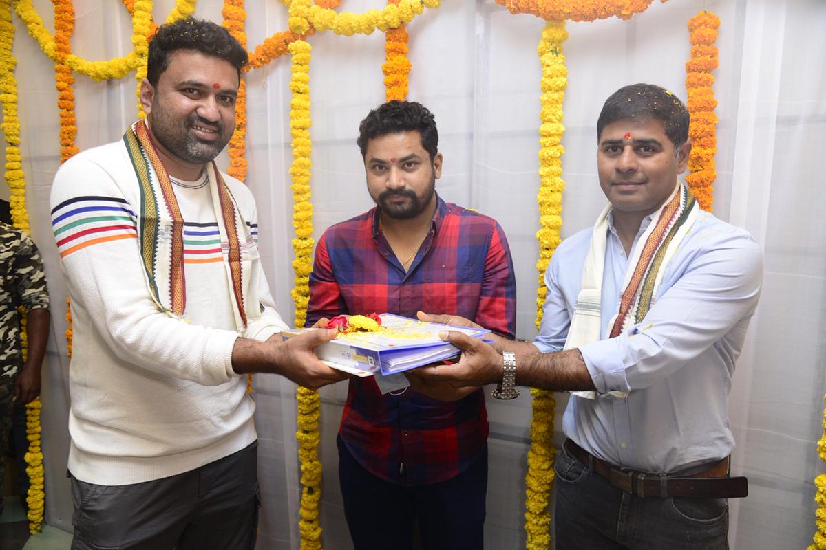 rameshlaus's tweet photo. #Matinee8 #MishanImpossible launched with a formal Pooja today.
Directed by @swarooprsj
🎬by @mahaisnotanoun
🎥switch on @SandeepRaaaj
📝@RahulYadavNakka
FirstShot Direction @bharatkamma
Regular shoot from Dec14th!
Produced by #NirjanReddy #AnveshReddy
@pasha_always @MatineeEnt https://t.co/83VxVEtJfv