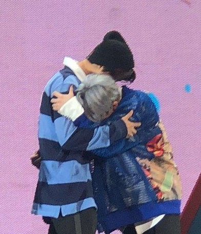 fireyeollie's tweet photo. Minseok e Jongin           Minseok e Jongin
em 04/05/19                   hoje 12/12/20 https://t.co/rcWh6zl5pT