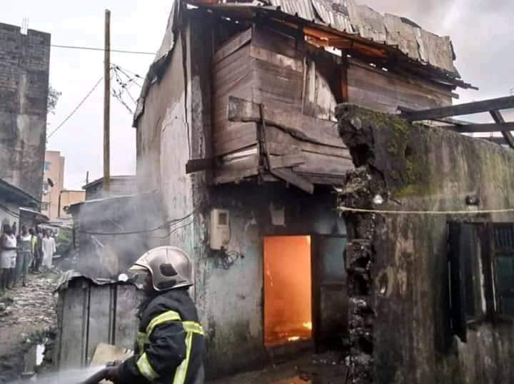 StewOfficiel's tweet photo. #RipHéros
IL ESSAIE DE SAUVER 3 NOUVEAUX NÉS LORS D'UNE INCENDIE HIER À NEW BELL ET PERD LA VIE.
Hier au quartier newbell, Le jeune Bondje n'a pas hésité à se précipiter dans une maison en flammes dans laquelle se trouvait 3 nouveaux nés. https://t.co/FdhNXe4tH8