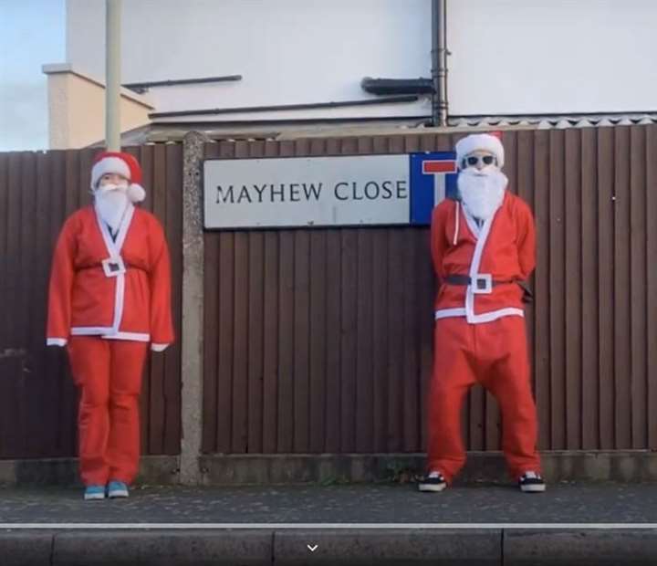 Kent_Online's tweet photo. 🎅🎄 This is well worth a watch!

Couple's viral video rewrites Christmas classic to raise cash for @EndometriosisUK https://t.co/IvZEHgzbYY https://t.co/cZIXph8Fzp