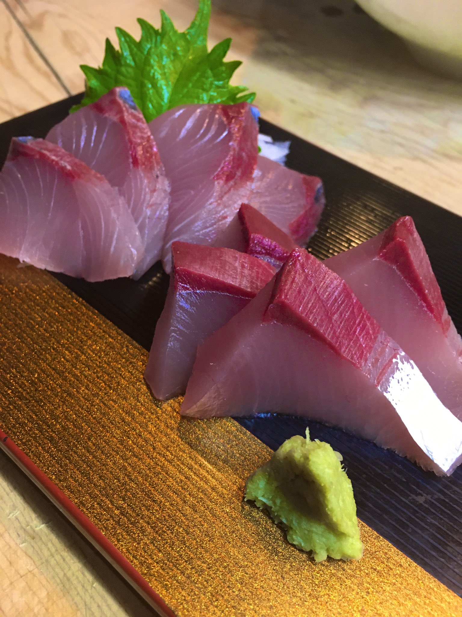 だるまの若大将 常連の若い衆が 尾鷲沖でハマチサワラ釣り サワラは身が真っ白で脂ギャンギャン 刺身にしてテイクアウト 残りの ハマチ3本は 手間賃だそうです 助かるぅ そんな彼の今夜の〆は寿司 じゃなくて台湾まぜそば 西尾市 東幡豆町