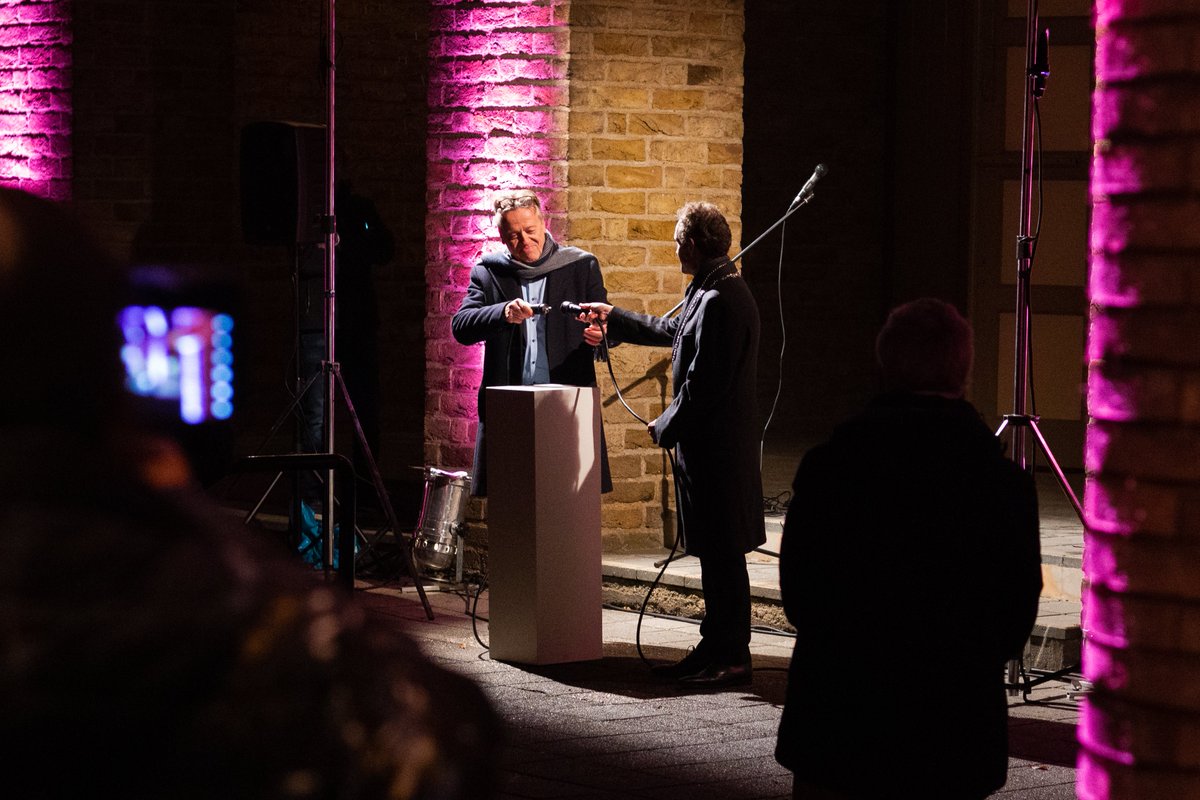 Gisteravond heeft burgermeester Slinkman het licht ontstoken: Feest van Licht 2020 is officieel geopend!🎉
Vandaag kun je lievelingen komen versieren, een bezoekje brengen aan diverse ambachten en de kerststallen bezoeken en de lichtjesroute bewandelen! #feestvanlicht