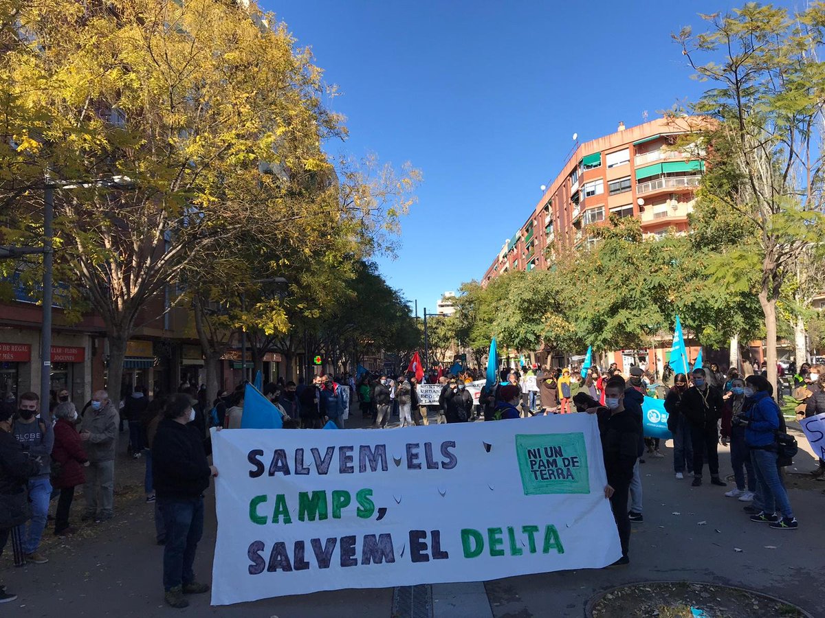 Avui estem presents a la manifestació de <a href="/niunpamdeterra/">Ni un pam de terra</a> . Defensar la natura també és defensar a les joves!!!!