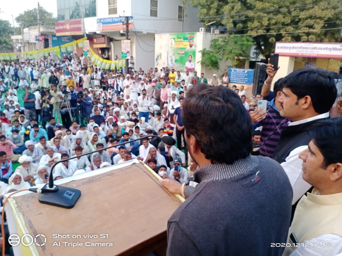hanumanbeniwal's tweet photo. कोटपूतली में सभा के अब दिल्ली बॉर्डर की तरफ कूच ,आप सभी साथ आये और किसान आंदोलन को मजबूत करे !
किसान एकता जिंदाबाद 
@RLPINDIAorg किसानों के साथ खड़ी है ! https://t.co/80uXxl6iHq