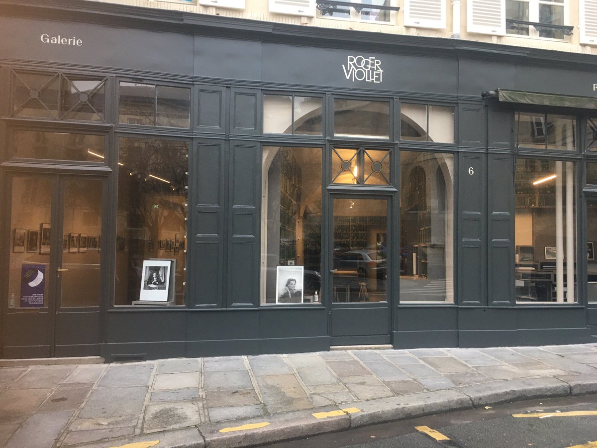 karen_taieb's tweet photo. À voir à la Galerie du Fonds Roger-Viollet #Paris6 cette scène de Baiser avec un #masque contre la grippe à Hollywood (1937) La galerie du 6 rue de Seine a ouvert ses portes hier ! @Anne_Hidalgo @jp_lecoq https://t.co/FybIRW6r7f