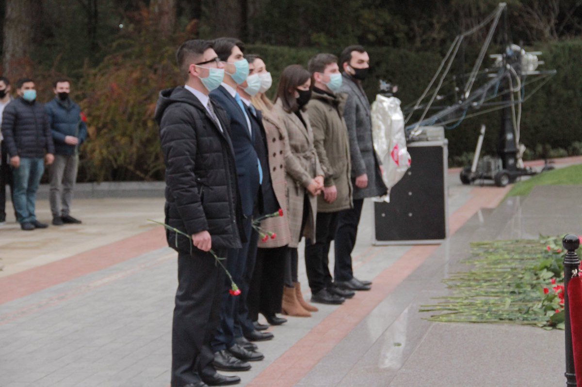 dvcpu's tweet photo. Ümummilli Lider Heydər Əliyevin anım günü ilə əlaqədar Gənclər təşkilatlarının rəhbərləri və nümayəndələri Fəxri xiyabanda Ulu Öndərin məzarını ziyarət ediblər.
#Ümummillilider #HeydərƏliyev #Azərbaycan #Azərbaycangəncləri #dvc #dvc20 https://t.co/DaotxHlpPO