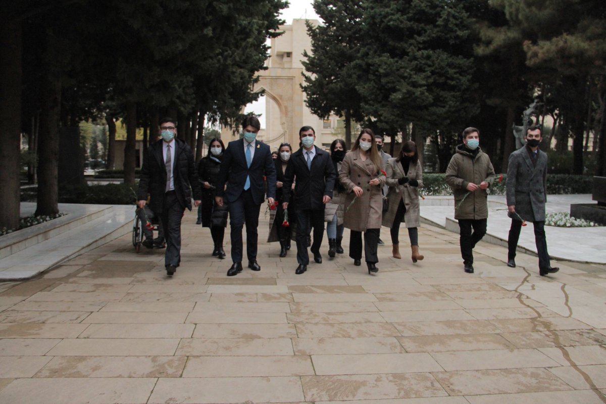 dvcpu's tweet photo. Ümummilli Lider Heydər Əliyevin anım günü ilə əlaqədar Gənclər təşkilatlarının rəhbərləri və nümayəndələri Fəxri xiyabanda Ulu Öndərin məzarını ziyarət ediblər.
#Ümummillilider #HeydərƏliyev #Azərbaycan #Azərbaycangəncləri #dvc #dvc20 https://t.co/DaotxHlpPO