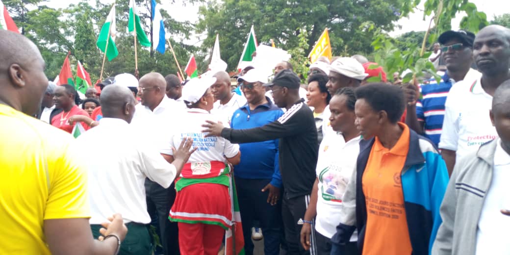 2.N'abandi banyacubahiro, Indongozi n'abenegihugu isinzi,  basidukanye n'iyonka ngo bashimire Imana bongere bagaragaze umunezero Ku ngingo Inama nkuru ijejwe Umutekano mw'Ishirahamwe Mpuzamakungu ONU yafashe  yo gukura UBURUNDI Ku rutonde gw'Ivyigwa mu bijanye n'Umutekano.#Buja.