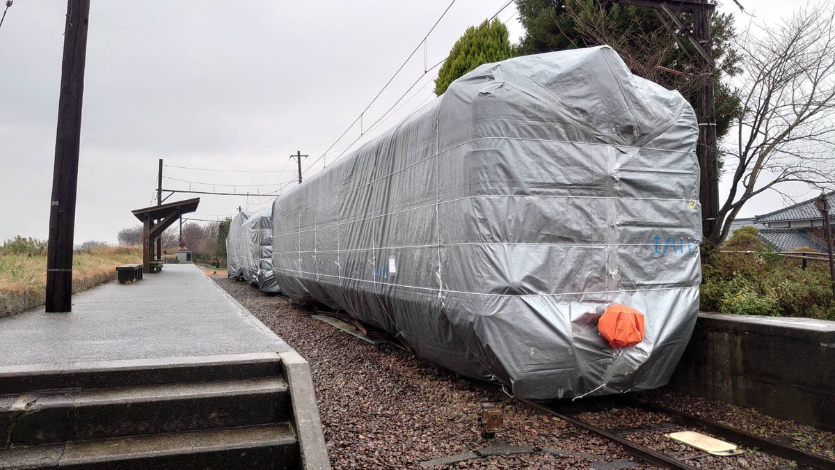 kaboden_niigata's tweet photo. 【お知らせ】
冬囲い作業が完了しました。2021年3月末まで車両にシートがかかっており、車両の見学はできません。
・駅舎の見学、構内の通り抜け、駐車場、公衆トイレの使用はできますが、凍結、積雪によっては使用できなくなります。 https://t.co/aGifDgD6aC