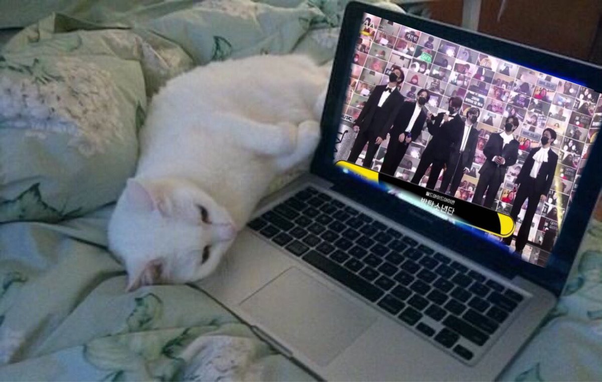 jeonsypider's tweet photo. O yoongi bem assim vendo os meninos ganhando os prêmios #BTSxTMA https://t.co/s36wVxuNU2
