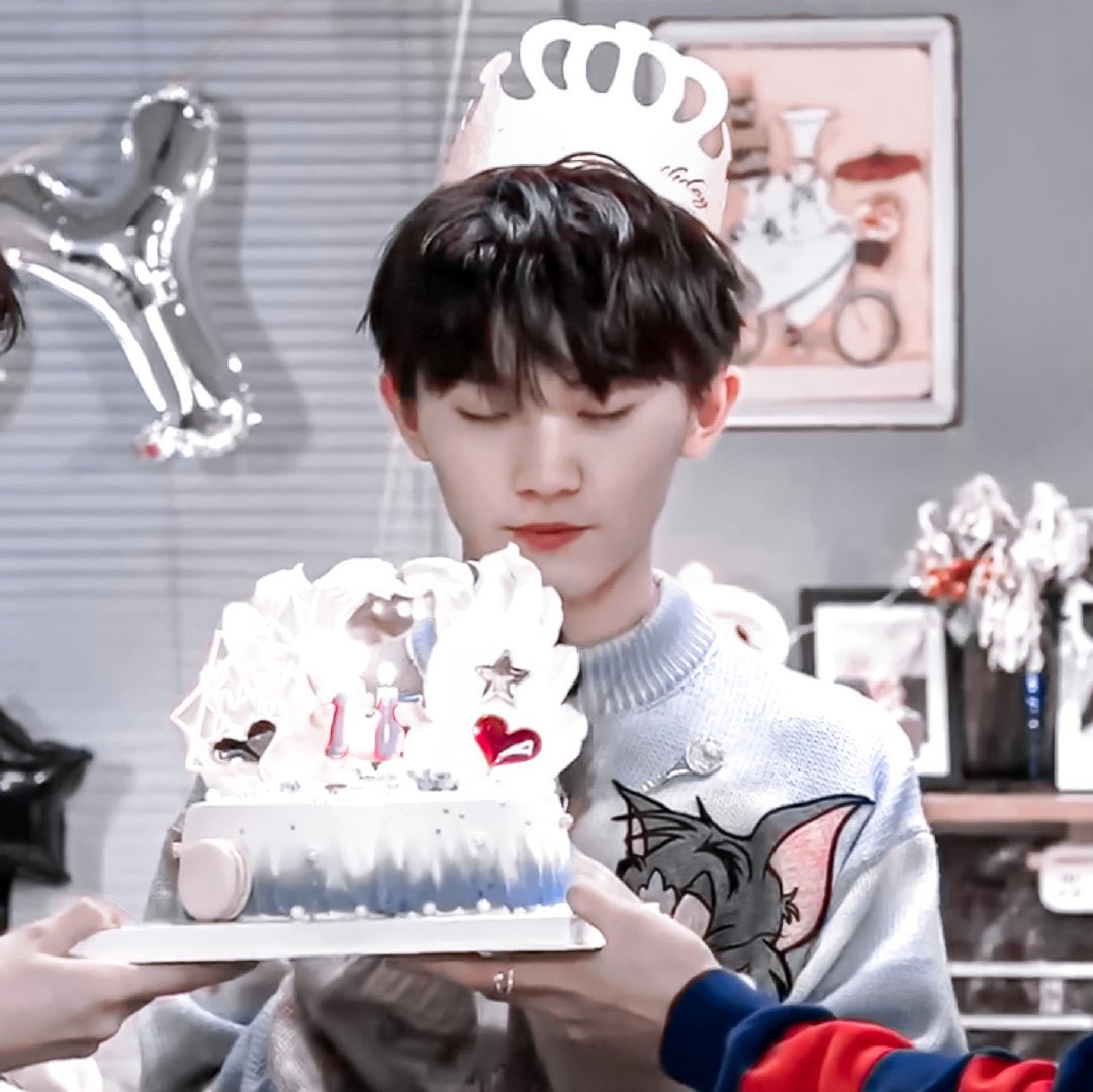 __karry__'s tweet photo. 18歳のお誕生日おめでとう🎂

そして成人おめでとう㊗️

素敵な一年になりますように🌟

❤︎ #马嘉祺1212生日快乐 ❤︎ https://t.co/Dx7I3x5jP6