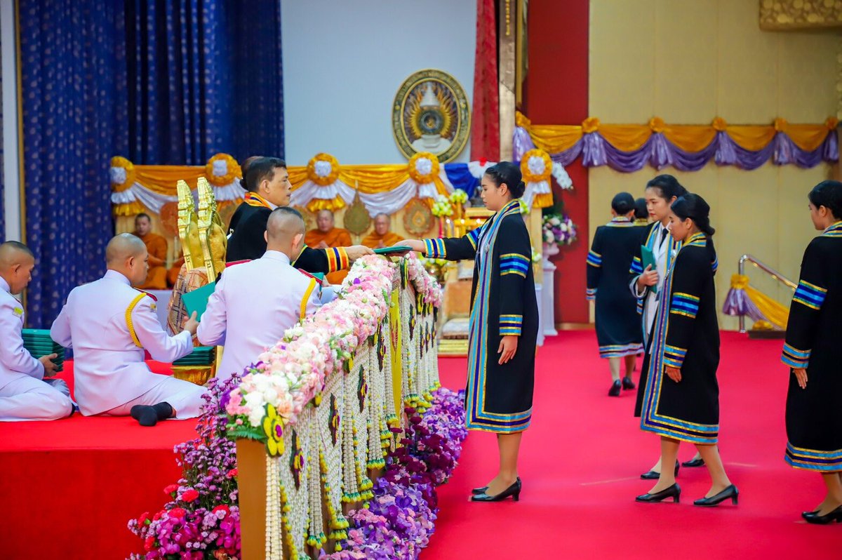 rwthofficial's tweet photo. 🇹🇭
#Thailand’s King Vajiralongkorn and Queen Suthida presided over the graduation ceremony of #NSRU and #LPRU. The Queen was conferred the Hon. Doctorates in Social Development and Public Administration at #ChiangMai Rajabhat University.

📸 Matichon, PRD3CM #ThaiRoyalFamily https://t.co/zvPTnJymCB