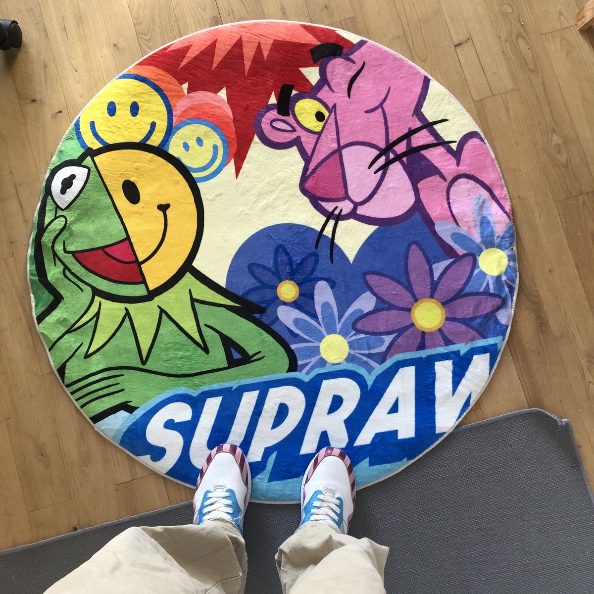 supraaaw3's tweet photo. SUPRAW CARPET
1M de diamètre 
65€
100 ONLY
Preorder mardi 15 décembre 20h sur https://t.co/LjWnKZ6Mxb
(Expedition prévu mi janvier.) https://t.co/7V47FcEJ7K
