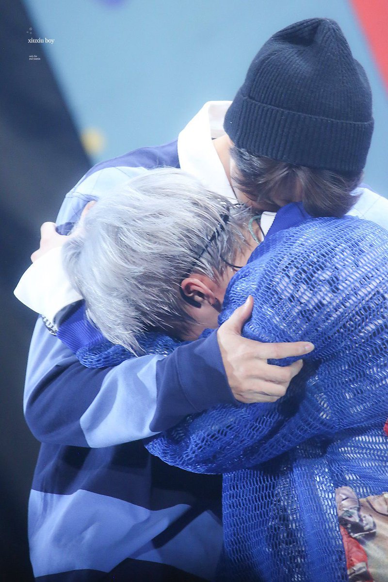 jongin_biased's tweet photo. Abrazo de despedida - Abrazo de Bienvenida. 
 @weareoneEXO https://t.co/ApX3za0Br0