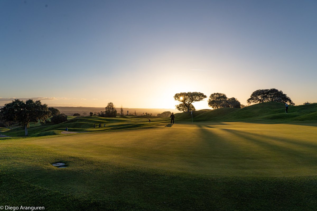 DAranguren2002's tweet photo. Amanece en la RSHECC.
⁦@Fedgolfmadrid⁩ ⁦@rfegolf⁩ ⁦@vhsbgolf⁩ https://t.co/1G8Lk5L6aH