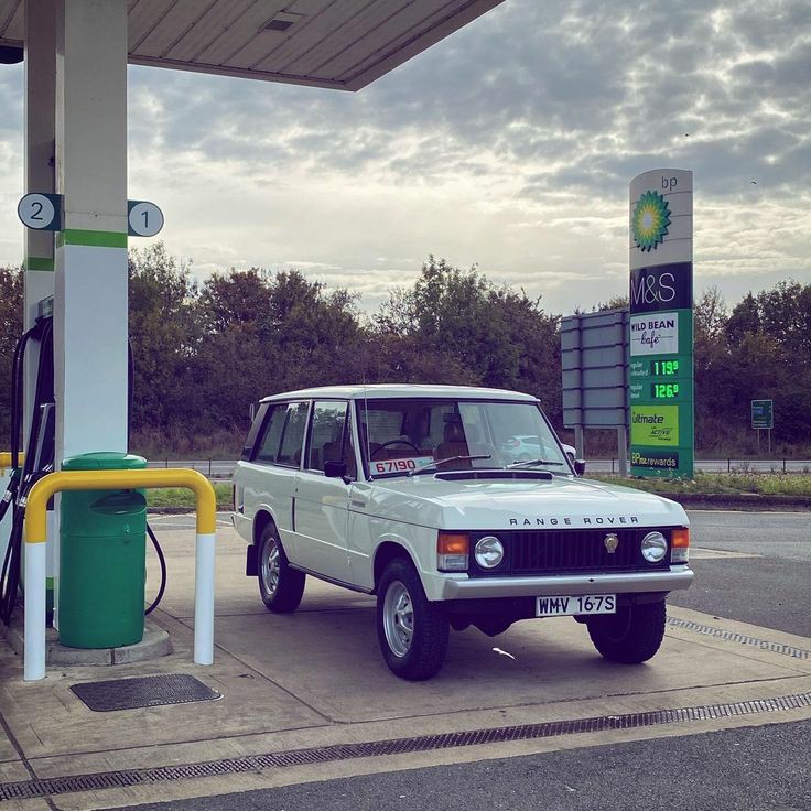 landroverpa's tweet photo. The superb Suffix F of @nickdimbleby
#landrover #SuffixF #RangeRover #RangeRoverClassic #landroverphotoalbum #Oldrovers https://t.co/g9n3FbDm7G