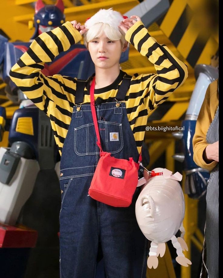 This Yoongi shares overalls with this jimin