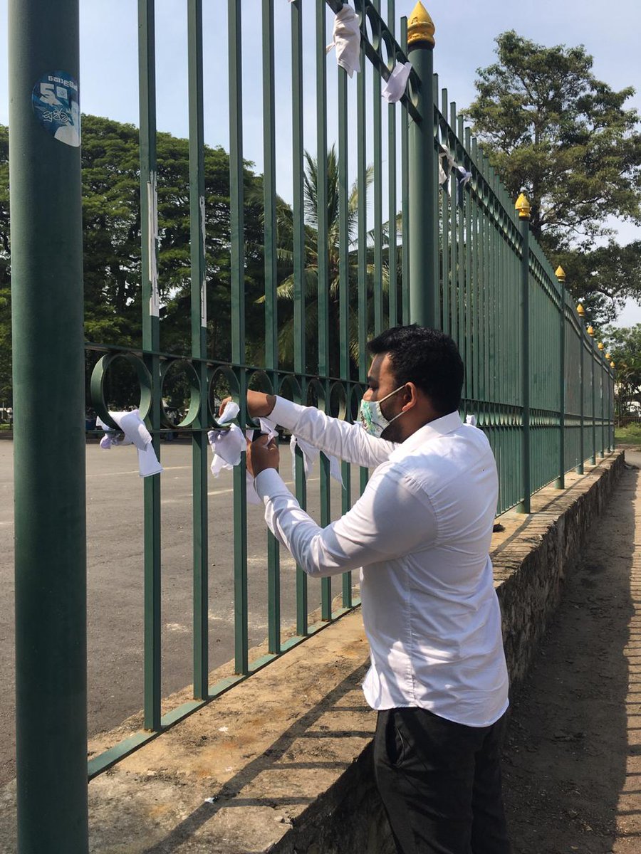 buwanaka_'s tweet photo. Took part in a silent protest at Borella Cemetery with @nabeelaxiqbal and @AnjulaHettige today. Because there's no point of having a "majority privilege" if you don't use it to help the oppressed.
#StopForcedCremation #StopForcedCremationsSriLanka #StopForcedCremations https://t.co/AsyDe91Mag