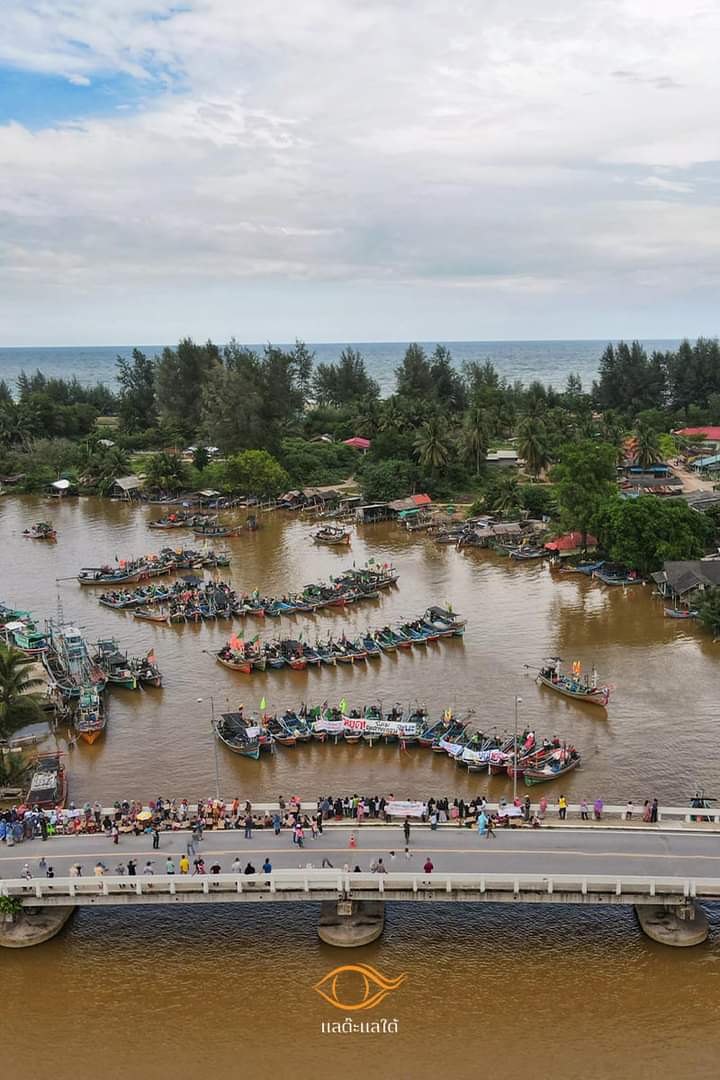 BeachForLifeTH's tweet photo. ภาพประวัติศาสตร์เรือประมงขนาดเล็ก 98 ลำ หัวใจเเห่งท้องทะเล ออกมาเเ���ดงพลังหยุดนิคมอุตสาหกรรมจะนะ 
#SaveChana #saveจะนะ 
ภาพจากเเลต๊ะเเลใต้ https://t.co/h9jIvVs9RY