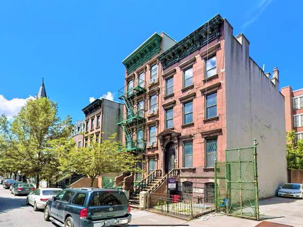 freemanrealtygp's tweet photo. Off-Market Deal - Harlem Multi-Family Brownstone - 8 units total. Asking Price: $1.699.5M. Contact us today to purchase this property. #NYCRealEstate #HarlemRealEstate #OffMarket #AllCashDeal https://t.co/92OBmSJuf3